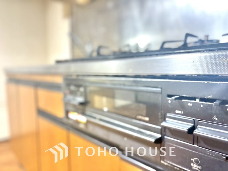 キッチン ◆愛育◆キッチンは家族の絆を育む大切な空間。シンプルで使い易いSystemKitchenで愉しく作る料理は愛情のある美味しいご馳走に。家族で使える広々としたダイニングキッチンです。