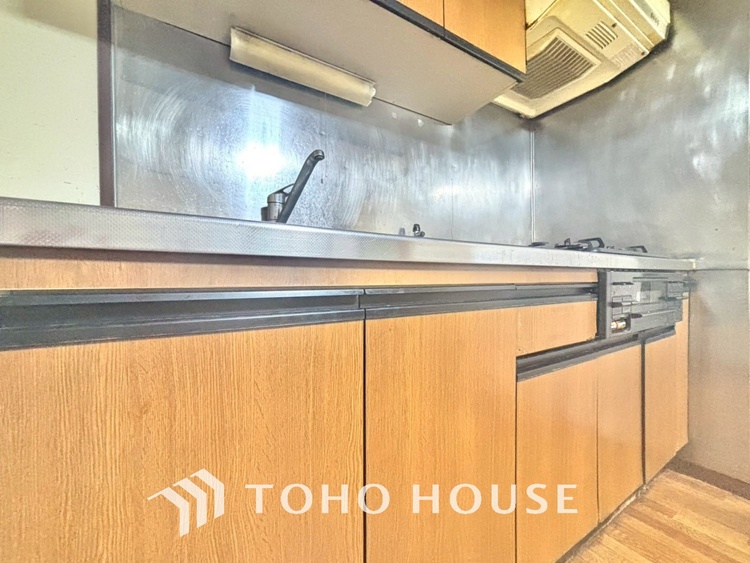 キッチン キッチンは家族の絆を育む大切な空間。シンプルで使い易いシステムキッチンで愉しく作る料理は愛情のある美味しいご馳走に。家族で使えるダイニングキッチンです。