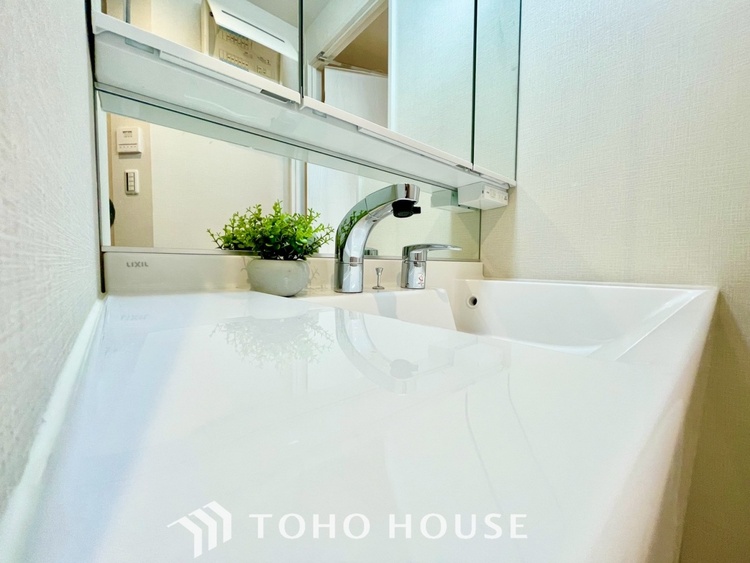 洗面 【WASHROOM】◆快適◆煌びやかな暮らしの中にも忘れたくない快適さ。大きな収納が助けてくれます。