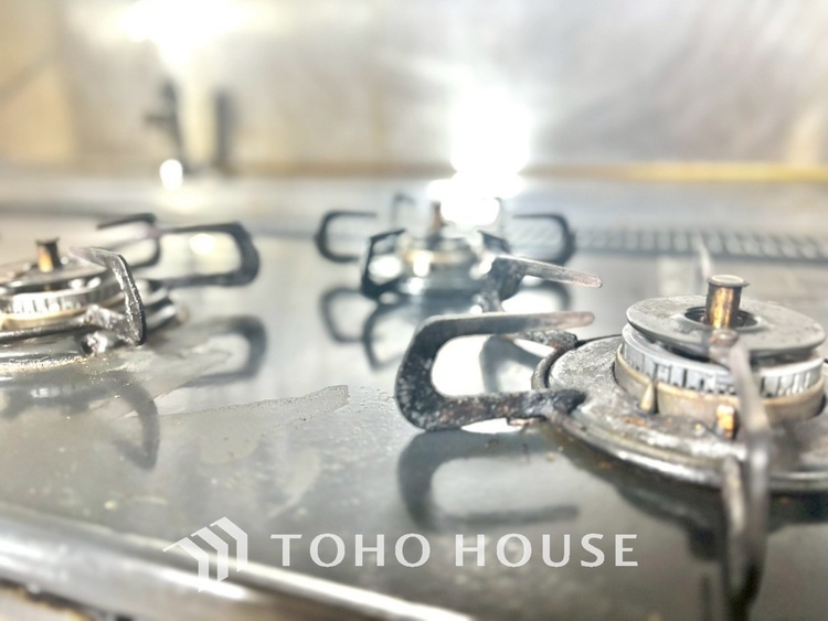 キッチン 毎日料理をする、料理が好き、家族が多くて量を作る必要がある、等の方々にとっては必須の3口コンロ。同時進行で効率アップはもちろん鍋を移動する回数が減り、無駄な動きを軽減することが出来ます。