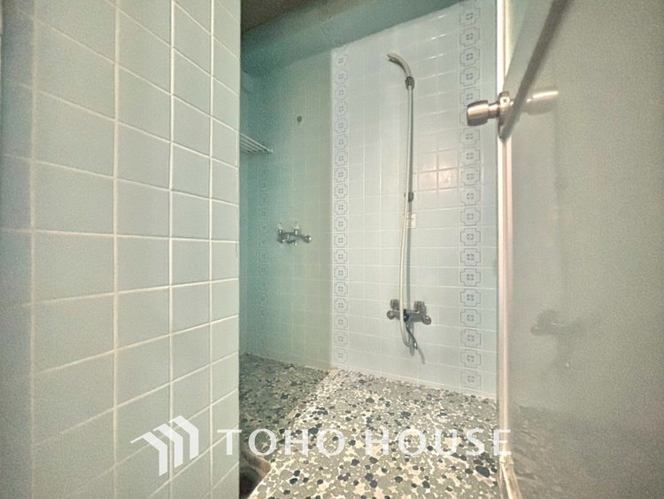 風呂 【浴室】《一日の疲れを落としてくれる場所は、落ち着く場所でなければならない》　高級感溢れるカラーと大きさ・柔らかな曲線で構成された半身浴も楽しめるバスタブが心地よさをもたらします。