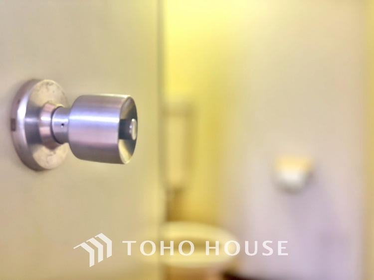 トイレ 清潔感あるホワイト調のクロスと温もり溢れるモダンカラーの床材が見事に調和した本邸宅は、毎日の生活を少しでも快適に過ごして頂ける様に落ち着いた雰囲気作りから行っています。