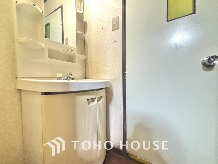 洗面 気持ちの良い朝をつくりだし、夕方には笑顔を取り戻させてくれるミラー。パウダールームはいつでも本来の自分を取り戻せる空間。明るく仕上げてあります。