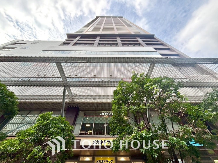 外観 【リフォーム中】居心地のいい暮らしには欠かせない眩い採光。ゆったりとした幅の窓からこの空間に降り注ぐ採光が絶えない。明るいリビングこそ居心地のいい暮らしが待っているのだと思う。