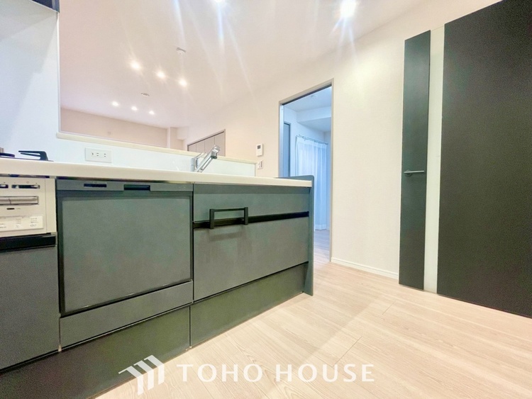 キッチン 【KITCHEN】◆ワクワク◆開放的で機能性も高いシステムキッチン。お子様は毎日のご飯にワクワク！