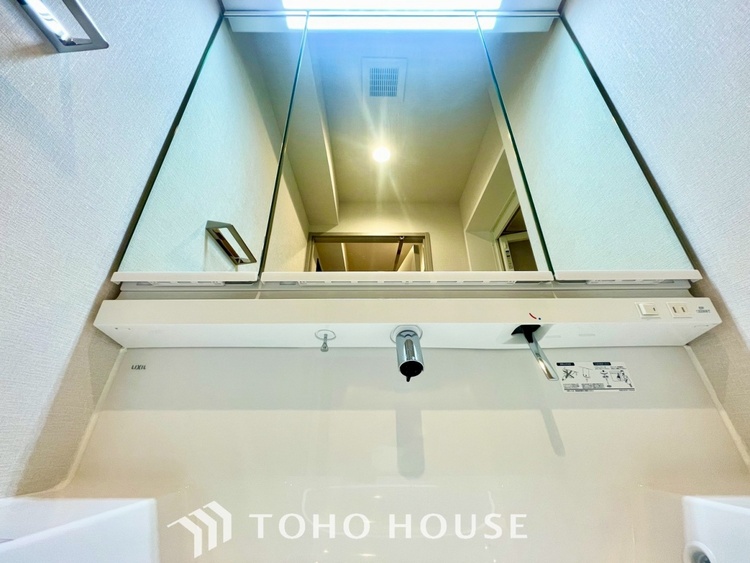 洗面 【WASHROOM】◆快適◆煌びやかな暮らしの中にも忘れたくない快適さ。大きな収納が助けてくれます。