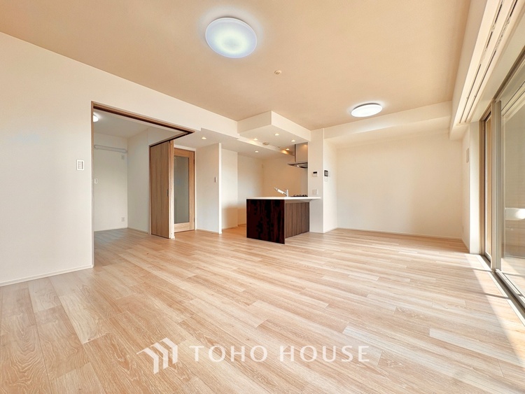 内装 ここにはみんなが集い、食事と楽しい会話が始まる。話に夢中になりすぎて、ついつい時を忘れ夜半過ぎになってしまう。そんな束の間の幸せを感じさせてくれる場所でありたい。