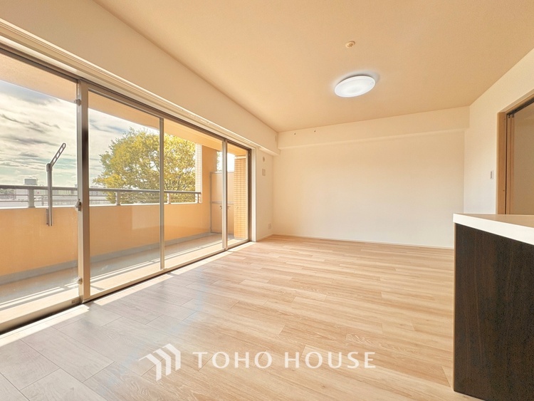 内装 堂々とした広さを誇るリビングは、優雅な開放感と安心感を兼ね備えた上質な空間。ご家族の時間を一層贅沢に演出します。