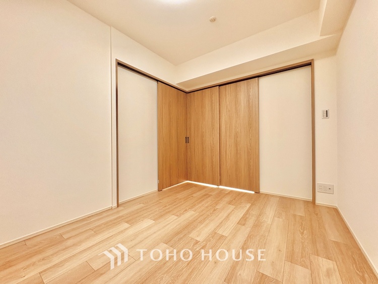 内装 堂々とした広さを誇るリビングは、優雅な開放感と安心感を兼ね備えた上質な空間。ご家族の時間を一層贅沢に演出します。