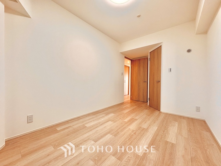 内装 明るく大きなリビングは、家族の安心と快適を育む空間。のびやかな広さが毎日の暮らしをより豊かに彩ります。