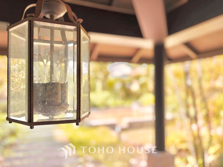 外観 ほんの少しのこだわり。ちょっとした色使いがその家がもつ雰囲気、趣（おもむき）を携え、暮らす家族や訪ねてくる友人・知人に新鮮な香りを運んできます。