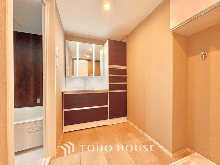 洗面 清潔感あふれる洗面化粧台で、毎日の身支度を快適にサポートします。