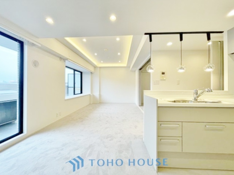 内装 ◆居心地のいい暮らし◆には欠かせない眩い採光。ゆったりとした幅の窓からこの空間に降り注ぐ採光が絶えない。明るいリビングこそ居心地のいい暮らしが待っているのだと思う。