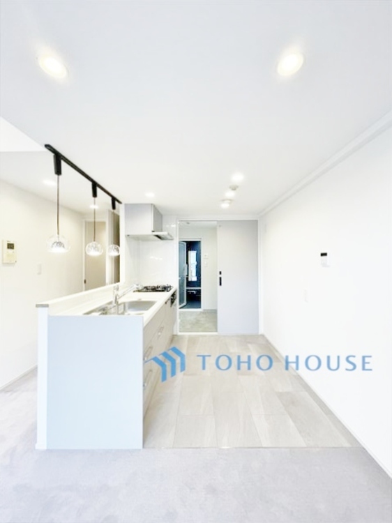 内装 ◆時を忘れる場所◆ここにはみんなが集い、食事と楽しい会話が始まる。話に夢中になりすぎて、ついつい時を忘れ夜半過ぎになってしまう。そんな束の間の幸せを感じさせてくれる場所でありたい。