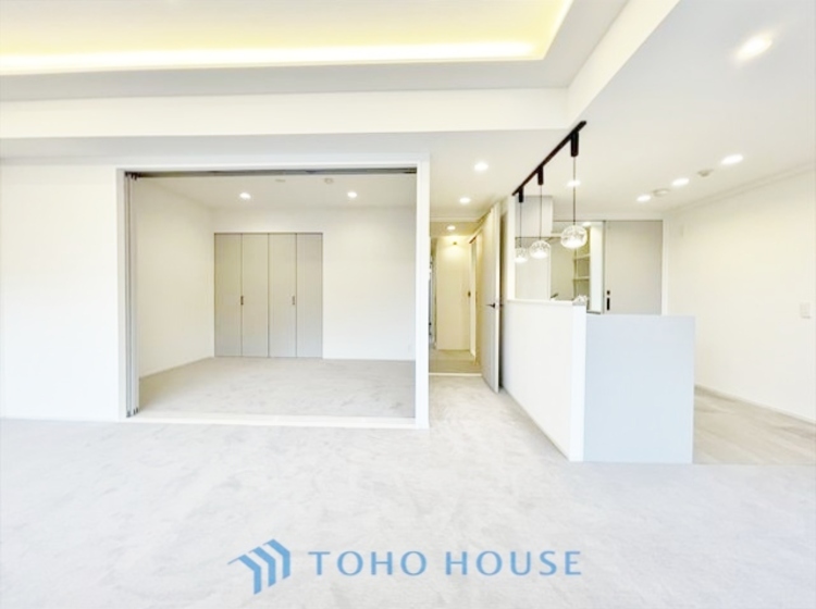 内装 ◆木漏れ日◆の様な採光が優しく足元を照らし、心地いい暮らしの道しるべを写し出す。この空間で過ごす家族との語らいの時間がとても素敵で幸せを感じるかもしれない。