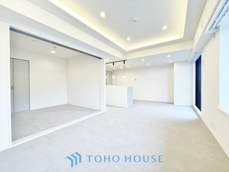 内装 ◆結ばれた◆玄関ドアを開けるとリビングから聞こえる小走りの足音。靴を脱ぎかけ目の前に立つ君の瞳と交差する。君は微笑みその刹那に心奪われる。佇む僕と君の間に赤い糸が結ばれた。