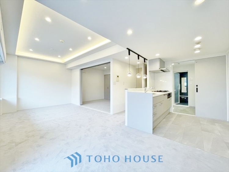 内装 ◆今宵の食卓◆ダウンライトに反射するグラスを眺めながらワインを注ぐ。トクトクと心地いい音をさせながら、フランスの古城を思わせる薫りがたちこめ、とても幸せな時を過ごせる。