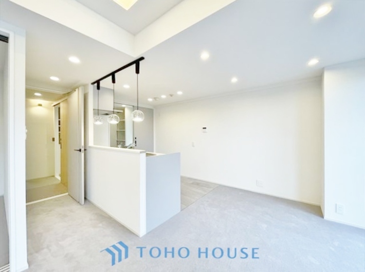 内装 ◆窓を開けると◆冷涼な風、そよぐリビング。だんらんの場所はここから始まり、ここで終わる。家族の笑顔が集う素敵な場所だから、こだわり抜いた思いが詰まっているのだと思う。