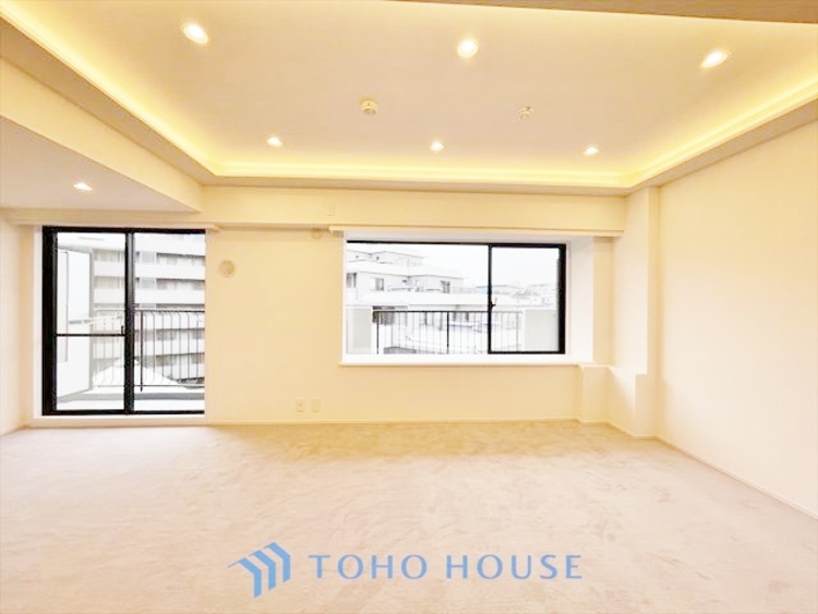 内装 ◆リビングルーム◆そこには目を輝かせ笑顔で見つめてくれる君がいて、「おかえり」の言葉がこだまする。何気ない日々の挨拶は僕にとっては幸せで、同時に君の瞳にも恋している。