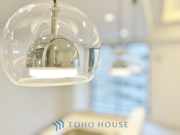 内装 ◆海の向こうへ沈む夕日◆オレンジ色の光は大人になった今の僕にはわかる。1日の終わりを伝えに来たわけではなく、また明日が来る方へ導いてくれた事を。