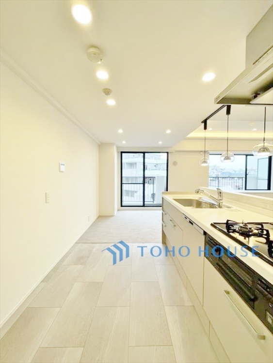 キッチン ◆ここに在る◆事も無げに美しく、伝えるには筆舌に尽くし難い。豪華絢爛や華美と言う事ではなく、住まう者にとって暮らし易く心地がいいと言う美しさがこの住まいには込められている。