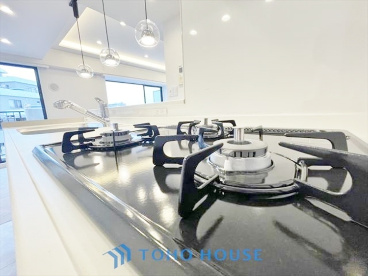 キッチン ◆今宵の食卓◆ダウンライトに反射するグラスを眺めながらワインを注ぐ。トクトクと心地いい音をさせながら、フランスの古城を思わせる薫りがたちこめ、とても幸せな時を過ごせる。