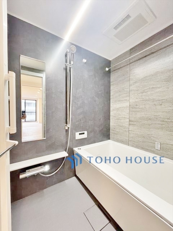 風呂 ◆陽溜まり◆の温もりを感じ、ふわりと寄り添う太陽の妖精たちが自然と僕達を微睡ませる。うとうとしたい訳ではないがそんな時間が嫌いじゃない自分がここにいる。