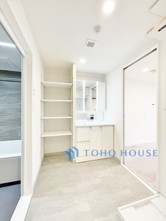 洗面 ◆サンサンと◆差し込む太陽の光がこのリビングに笑いをもたらす。ソファの上のクッションがポカポカした暖気にぬくぬくと微睡んでいる。