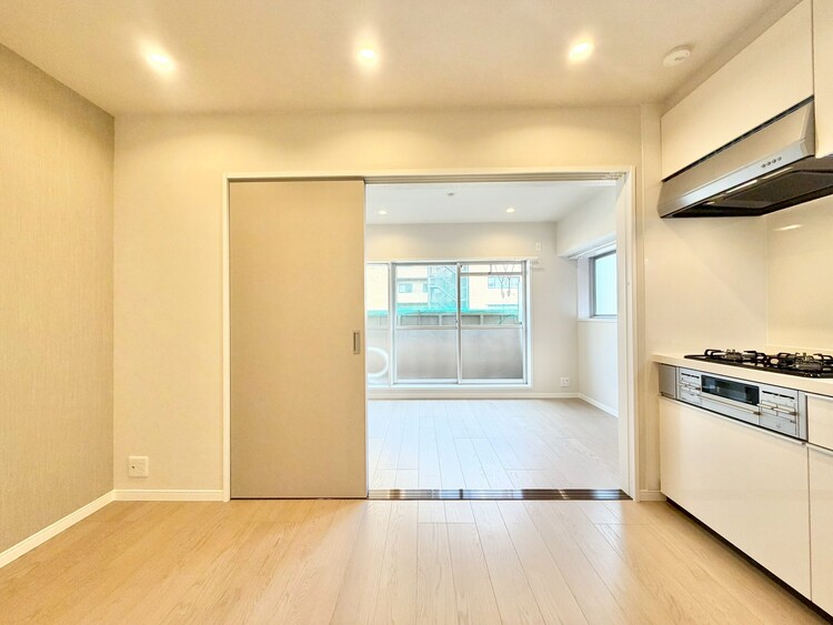 居間 落ち着いた雰囲気に包まれて、伸びやかな空間。