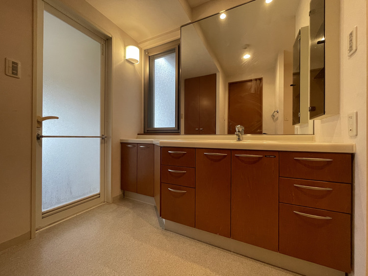 その他 清潔感を感じられる洗面化粧台。