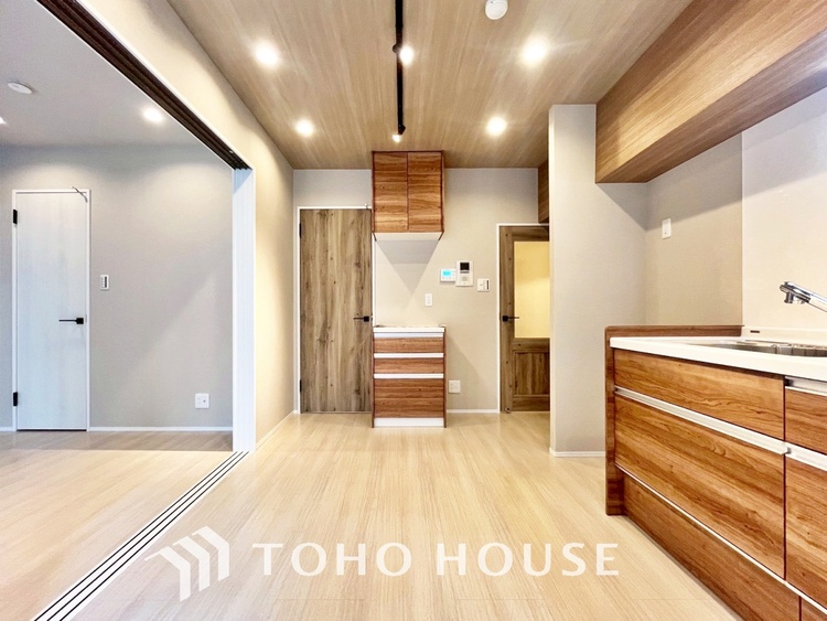 内装 【LIVING】◆眩い◆光が燦々と入り、家族の笑顔を照らす。「いつまでも続いて」と願う夢のような毎日がここにある。