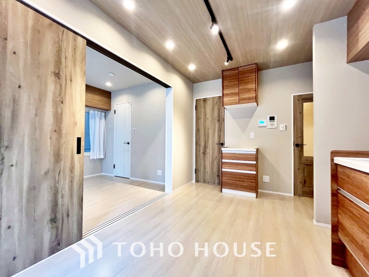 内装 【LIVING】◆陽光◆が差し込む。この開放的なLDKに家族の笑顔が集う。家族が一緒に過ごす空間は明るく、そして居心地よく。