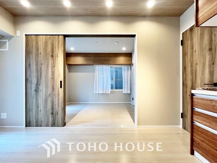 内装 【LIVING】◆扉を◆開くとこの景色。家族の”おかえり”の声が聞こえてきそう。