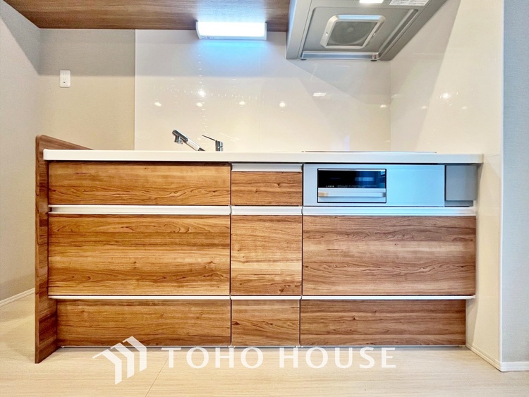 キッチン 【KITCHEN】◆ワクワク◆開放的で機能性も高いシステムキッチン。お子様は毎日のご飯にワクワク！