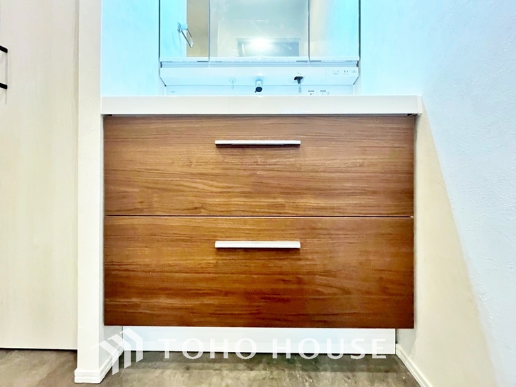 洗面 【WASHROOM】◆快適◆煌びやかな暮らしの中にも忘れたくない快適さ。大きな収納が助けてくれます。