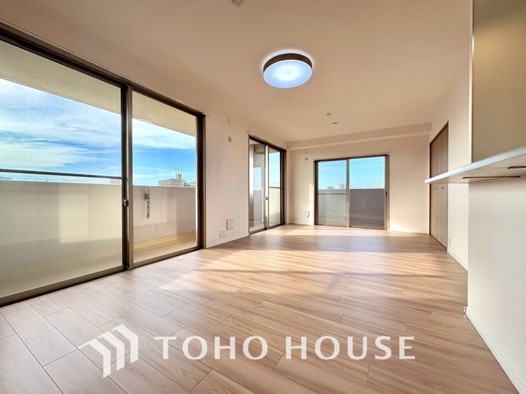 内装 【LIVING】◆陽光◆が差し込む。この開放的なLDKに家族の笑顔が集う。家族が一緒に過ごす空間は明るく、そして居心地よく。