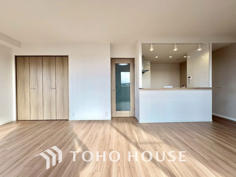 内装 【LIVING】◆扉を◆開くとこの景色。家族の”おかえり”の声が聞こえてきそう。