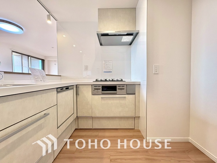 キッチン 【KITCHEN】◆ワクワク◆開放的で機能性も高いシステムキッチン。お子様は毎日のご飯にワクワク！