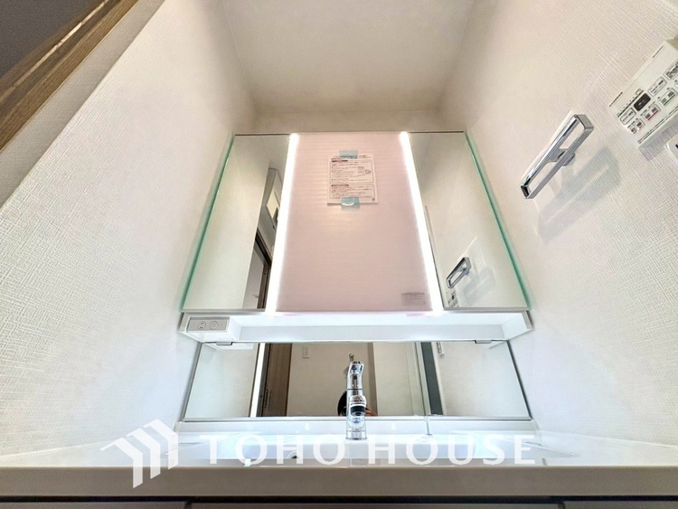 洗面 【WASHROOM】◆快適◆煌びやかな暮らしの中にも忘れたくない快適さ。大きな収納が助けてくれます。