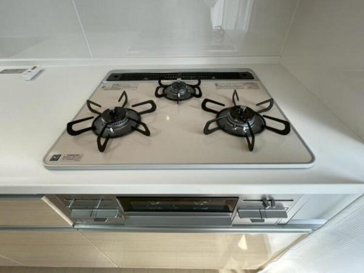 キッチン 毎日の料理に嬉しい3口コンロ。グリルもあり色んなレシピを楽しめそうです。