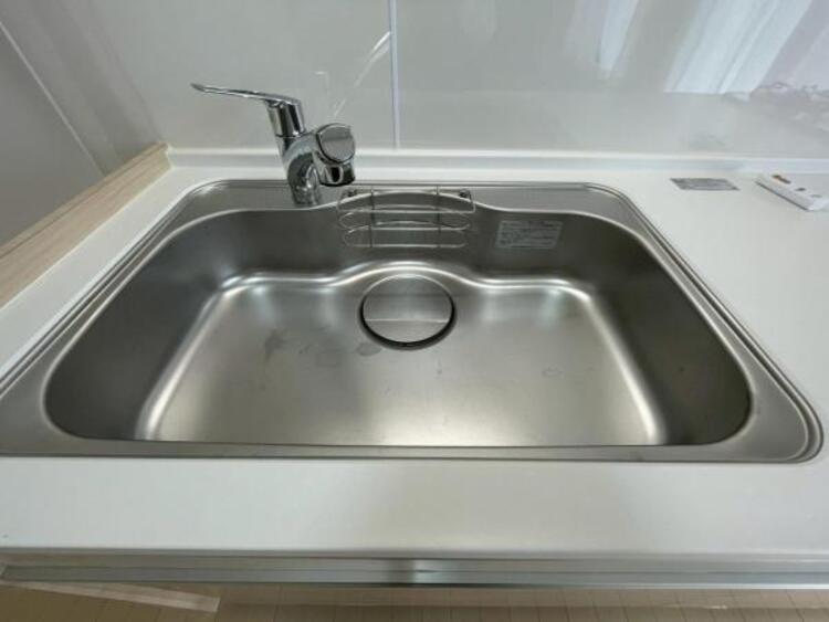 キッチン 鍋や大皿も洗える広々としたシンクです。ステンレスのため耐久性・お手入れしやすさも魅力です