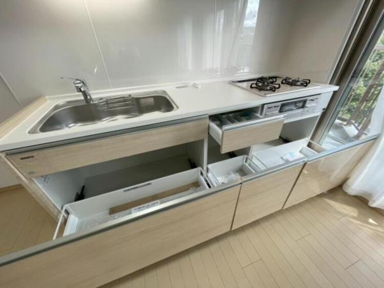 キッチン 良く使うフライパンやお鍋、調味料は奥行きのある引き出し収納へすっきり収納できます。