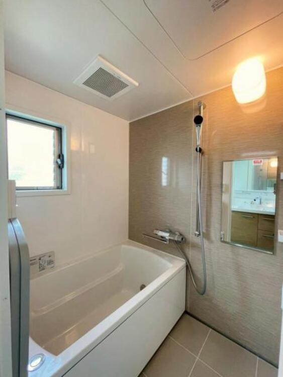 風呂 リフォーム済みでぴかぴかの浴室。ゆったり浸かれる湯船が、日々の疲れを癒します。