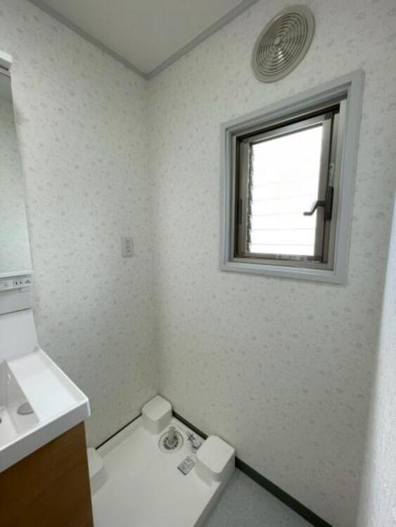 洗面 窓から外気を取り込み、換気のできるランドリースペース