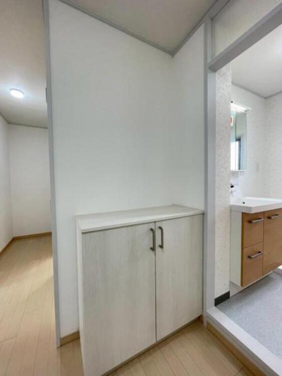 収納 シューズボックスには、季節のオーナメントや家族のお写真を飾れます。