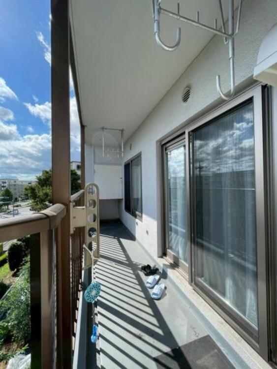バルコニー 南東向きの明るいバルコニーは陽当たり良好で洗濯物が良く乾きます