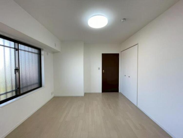 内装 ベッドを置いてもゆとりのある広さの主寝室です