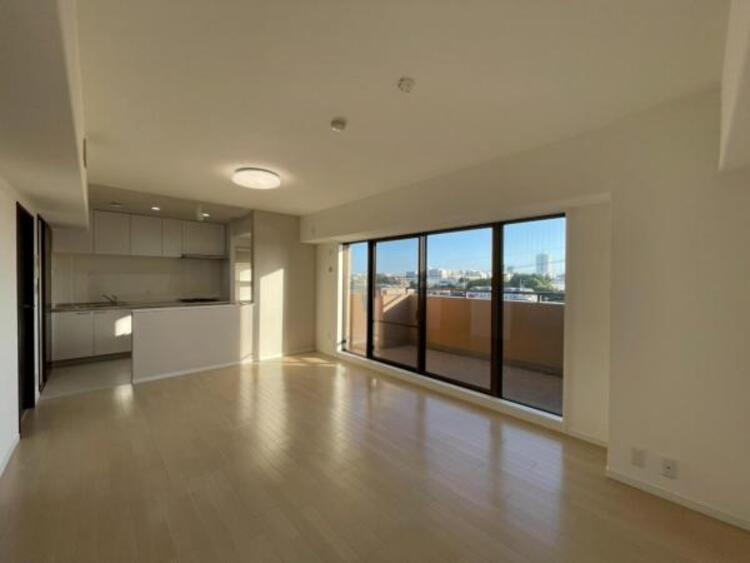 居間 見晴らしの良い開放感たっぷりのLDKで、道路からの視線や音を気にせずゆったりとくつろげます。