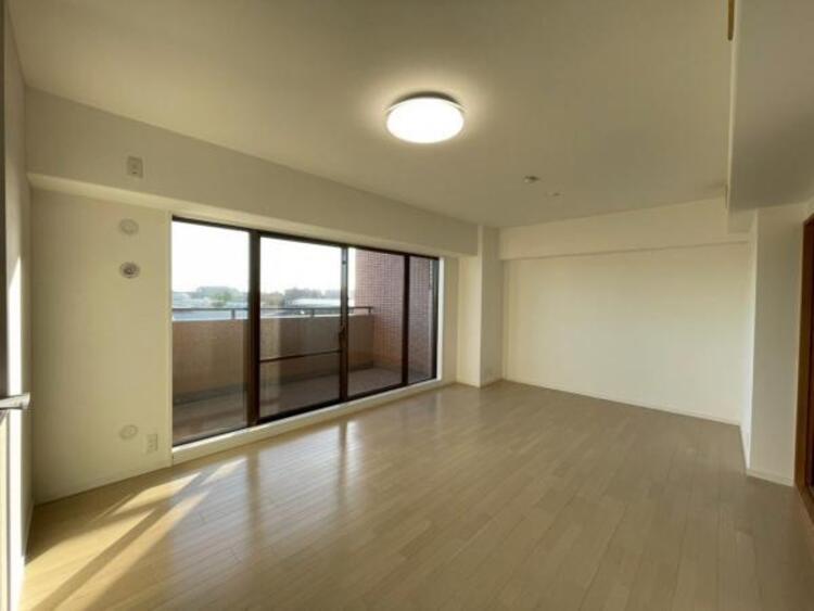 居間 家族団らんのときを優しく包み込む、明るく広々したLDK