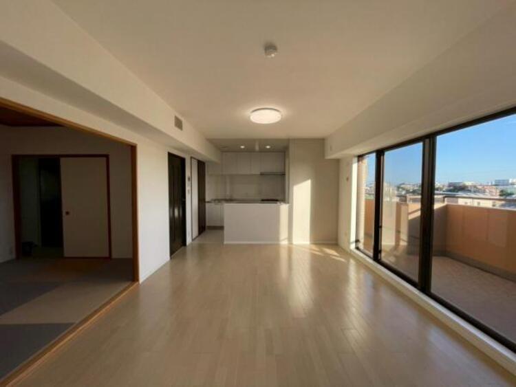 居間 窓面積が広く、陽光の注ぐ明るいLDK 